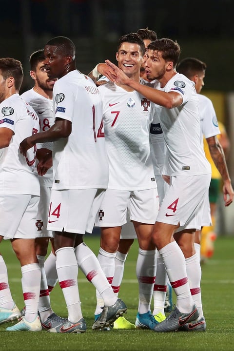 El futbolista anotó cuatro goles ante Selección de Lituania 