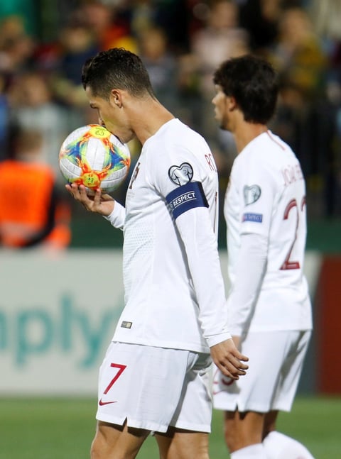 El futbolista anotó cuatro goles ante Selección de Lituania 