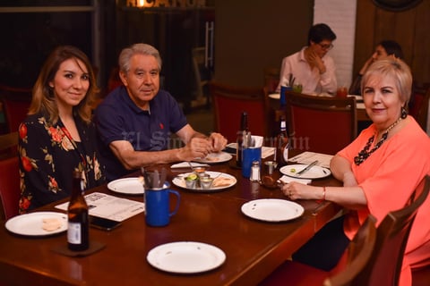 11092019 EN SU RESTAURANTE FAVORITO.  Laura, Arturo y Laura.