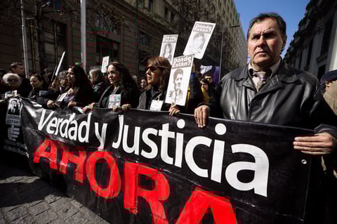 Miembros de la Agrupación de Familiares de Detenidos Desaparecidos durante la dictadura militar de Augusto Pinochet (1973-1990).
