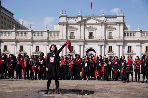 Un grupo de personas realiza una presentación frente a la estatua en memoria por el expresidente de Chile, Salvador Allende.