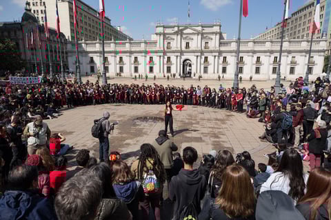Un grupo de personas realiza una presentación frente al Palacio de la Moneda, este miércoles durante uno de los actos en memoria del expresidente Salvador Allende, en conmemoración por el 46º aniversario del golpe de Estado que dio inicio a la dictadura militar de Augusto Pinochet (1973-1990), en Santiago (Chile).
