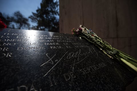 Detalle de la tumba del expresidente de Chile Salvador Allende este miércoles durante uno de los actos en memoria del expresidente, en conmemoración por el 46º aniversario del golpe de Estado que dio inicio a la dictadura militar de Augusto Pinochet (1973-1990), en el Cementerio General de Santiago (Chile).