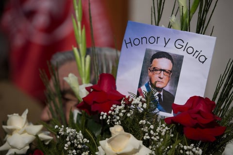 Un hombre porta este miércoles una corona floral en uno de los actos en memoria del expresidente de Chile Salvador Allende, en conmemoración por el 46º aniversario del golpe de Estado de Augusto Pinochet, con el que se dio inicio a la dictadura militar del país austral entre 1973 y 1990, en Santiago (Chile).