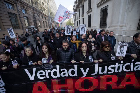 Miembros de la Agrupación de Familiares de Detenidos Desaparecidos durante la dictadura militar de Augusto Pinochet (1973-1990) participan este miércoles durante uno de los actos en memoria del expresidente de Chile Salvador Allende, en conmemoración por el 46º aniversario del golpe de Estado que dio inicio a la dictadura.