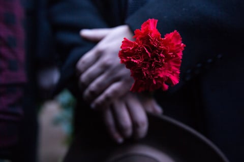 Detalle de una flor roja, símbolo de duelo, este miércoles durante uno de los actos en memoria del expresidente de Chile Salvador Allende, en conmemoración por el 46º aniversario del golpe de Estado que dio inicio a la dictadura militar de Augusto Pinochet, en Santiago (Chile).