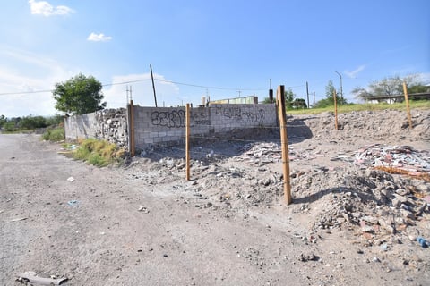 No respetan. Se trata de varios terrenos que abarcan tres o cuatro cuadras; algunos están en construcción, otros solo fueron delimitados con cerca de alambre y madera, pero eso no impide que la gente los utilicen como depósitos de basura y escombro.