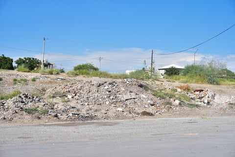 Queja. Los vecinos de la colonia Palmas San Isidro de Torreón denunciaron que son los carromateros y algunos vecinos quienes dejan escombro y basura en los predios.