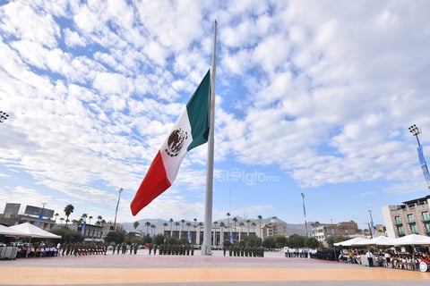 Se realizó un evento cívico en la Plaza Mayor.