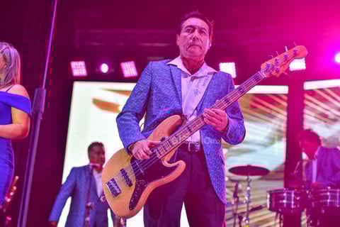 La velada continuó con Cumbia para gozar, Mi niña mujer y La cumbia del acordeón, melodías que pusieron a bailar a hombres y mujeres.