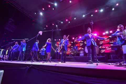 Siendo las 22:45 horas el momento esperado por la audiencia llegó. Los cantantes y músicos se apoderaron del entarimado. Los espectadores recibieron a sus ídolos como reyes.
