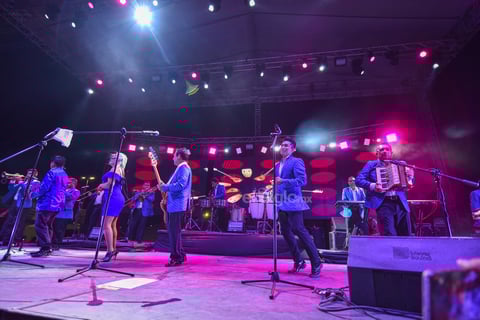 Ante una gran afluencia ya de personas, Elidian comenzó el espectáculo. Elías y Diana, hijos de Elías Mejía, presentaron un show lleno de luces y canciones.