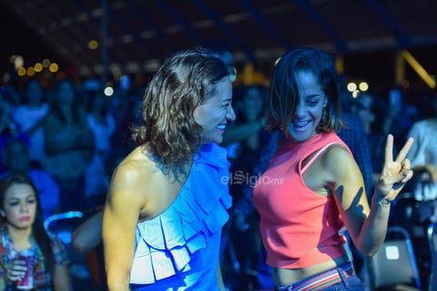 En parejas, familias o amigos llegaban laguneros dispuestos a pasar un buen rato con la música de Los Ángeles Azules.