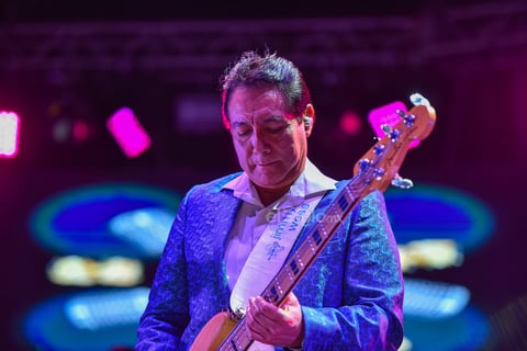 Ante una gran afluencia ya de personas, Elidian comenzó el espectáculo. Elías y Diana, hijos de Elías Mejía, presentaron un show lleno de luces y canciones.