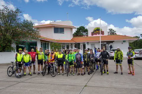 En punto de las 06:00 horas, los ciclistas recibieron el banderazo de partida.