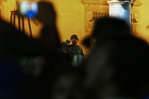 En el marco del festejo nacional, el gobernador encabezó los honores a la Bandera que se llevaron a cabo en coordinación con el personal Militar.