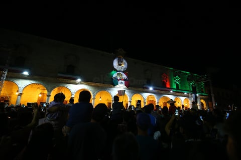 Previo a la ceremonia, Aispuro Torres saludó a las familias que se concentraban frente al recinto que ahora alberga el Museo Gral. Francisco Villa.