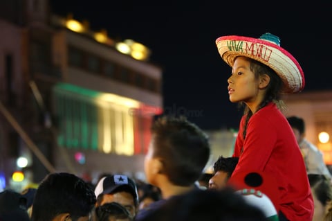 La ciudadanía participó en el acto desde la Plaza IV Centenario.