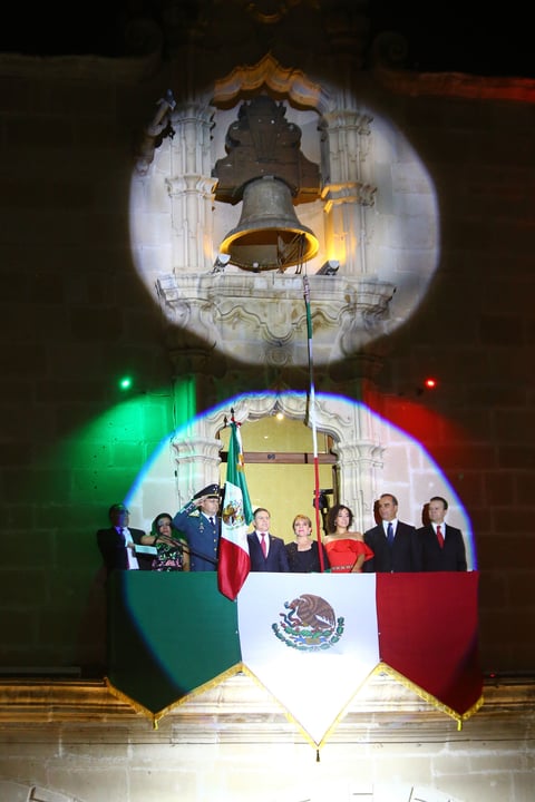 El gobernador contó con la presencia de personalidades políticas en el balcón.
