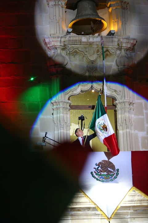 Después de la ceremonia y dentro de la celebración, los asistentes observaron los fuegos pirotécnicos mientras escuchaban canciones populares como 'Durango, Durango'.