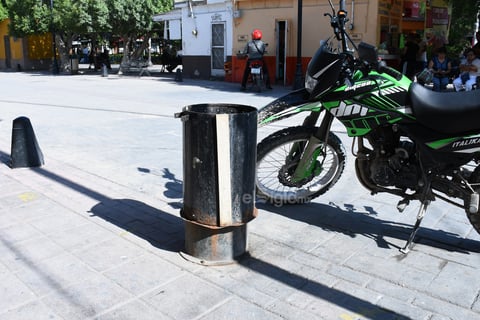 Sin tapa. Algunos botes de basura ya no se encuentran como en un principio y además no cuentan con tapa, por lo que de su interior emanan olores desagradables.
