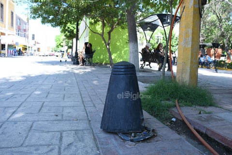 Fuera de sitio. Los bolardos del lugar ya no cumplen su función, pues ya no se encuentran debidamente instalados alrededor del Paseo Francisco Sarabia, de Lerdo.