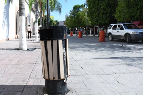 Deteriorado. Los contenedores de basura en mal estado son una constante a lo largo del recorrido. Mientras tanto, al fondo, en la vialidad que va de Allende a Hidalgo los vehículos faltan a la indicación de no estacionarse frente al palacio municipal.