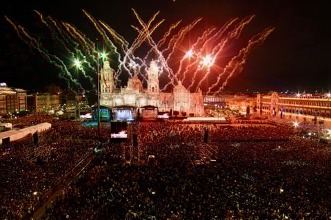 A la presencia de López Obrador en el balcón presidencial le antecedió un prolongado festejo cultural de siete horas en el que participaron grupos de bailarines y danzantes, músicos de los 32 estados del país, desde el primero, que fue Quintana Roo, hasta Guanajuato, que cerró la noche.