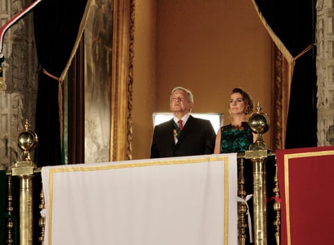 El presidente López Obrador cumplió con el tradicional grito con 20 vivas y marcado toque personal de austeridad.