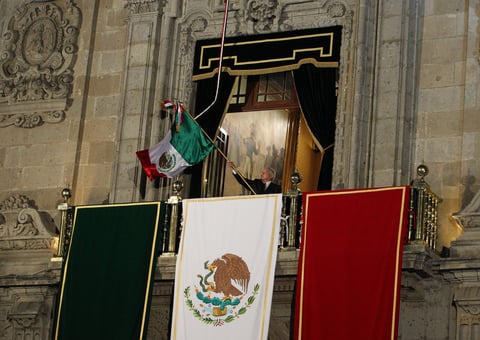 El toque personal lo puso el presidente López Obrador en el ¡vivan los héroes anónimos! ¡viva el heroico pueblo de México! y el ¡vivan las comunidades indígenas!, que han sido mencionadas por primera vez en este tipo de celebraciones.