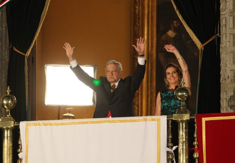 La multitud coreó las arengas de López Obrador y además le dedicó al presidente coros de ¡Andrés no estás solo' y ¡Es un honor estar con Obrador! frases que lo han acompañado en su trayectoria política. Al final le corearon un 'No estás solo'.