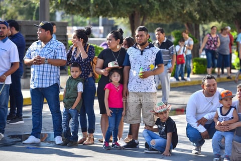 Familias enteras acudieron a presenciar el desfile.