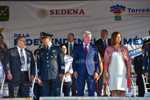 Se montó un espacio para las autoridades municipales, estatales y municipales que presenciaron el desfile.