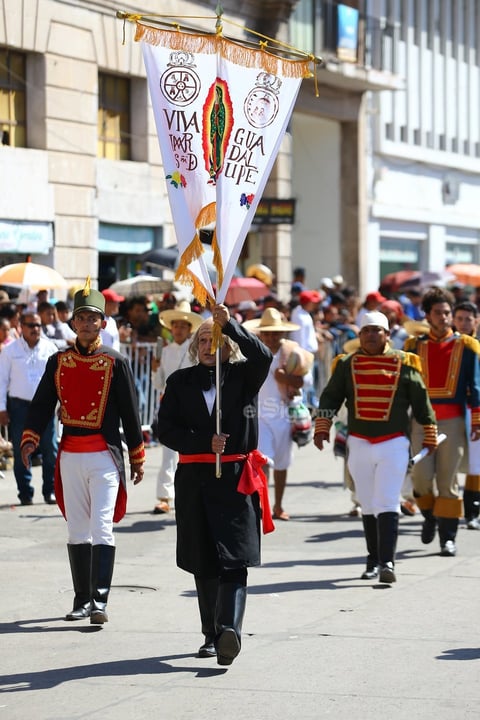 Los tonos tricolores inundaron las calles mientras las familias paulatinamente se aglutinaron en busca de los mejores espacios para presenciar el desfile.