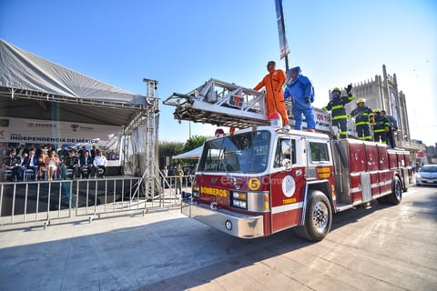 Lanzan ovaciones a los Bomberos. La ciudadanía de Torreón brindó sus aplausos y ovaciones a los integrantes del Cuerpo de Bomberos que participaron en el desfile, reconocieron su aporte en los rescates diarios y durante los diversos desastres.