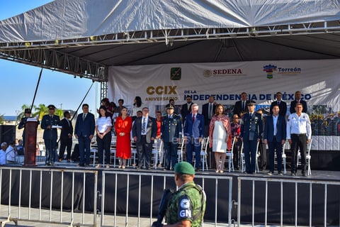 Autoridades presentes en el evento. En la explanada de la Plaza Mayor se montó un escenario especial para las autoridades, acudieron el alcalde de Torreón, Jorge Zermeño y su esposa, Astrid Casale. También mandos militares, de seguridad pública, de tránsito, regidores de las diversas fracciones políticas y directores de departamento en el Ayuntamiento.