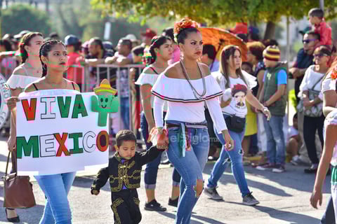 En familia integran el desfile patrio. Para este año los padres de familia de algunas escuelas se unieron a los recorridos de los contingentes, en muchos casos también vestidos o con mensajes relativos a las fiestas patrias.
