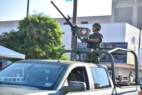 Muestran su armamento. Diversas unidades, equipos de reacción especial y hasta armamento de alto poder fueron mostrados por los contingentes del 33er Batallón de Infantería durante el desfile de este lunes.