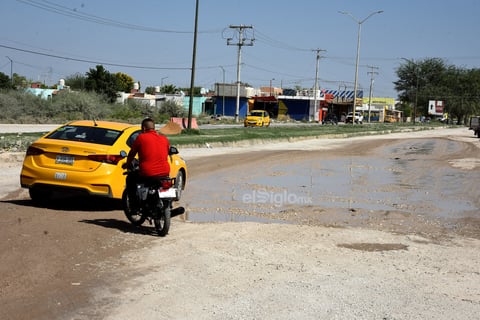 Daña vialidades. Pese a ser una importante vía de acceso vehicular en la avenida Paseo del Tecnológico y bulevar de La Libertad, el pavimento ya está totalmente dañado por las fugas de agua de alcantarillado.