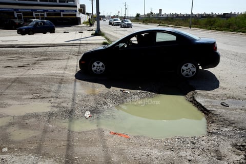 Hundimientos. El suroriente de Torreón padece además de grandes baches, los cuales hacen pequeñas lagunas de aguas malolientes. Los conductores transitan con temor a caer en estos hoyancos y sufrir una avería en sus vehículos.
