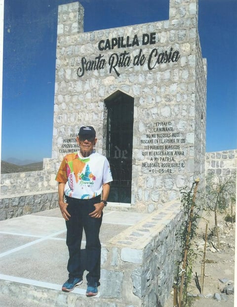 15092019 CORREDOR Y MARATONISTA.  Pablo Nevárez, visitando la Capilla de Santa Rita de Casia, después de haber participado en una carrera en Río Verde, San Luis Potosí.