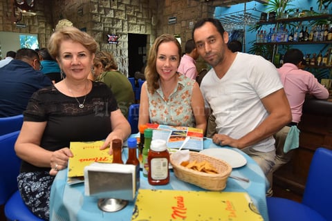 16092019 DISFRUTANDO DE UNA DELICIOSA COMIDA.  Martha, Paola y Uriel.