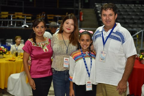 14092019 NOCHE MEXICANA DE LOS ROTARIOS.  Mónica, Darlene, Daniela y Fernando.