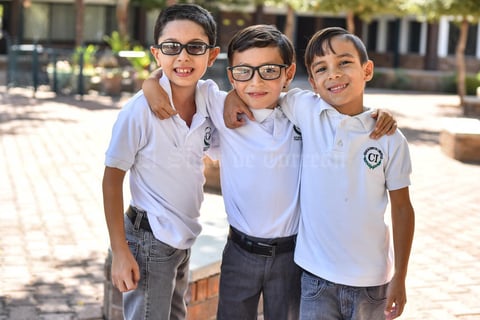 16092019 DISFRUTAN DE SU RECREO.  Antonio, Ernesto y Eugenio.