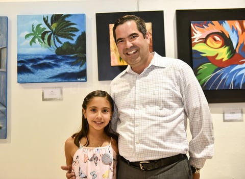 17092019 EXPOSICIóN DE PINTURA.  Osvaldo González con su hija Inés González Lara.
