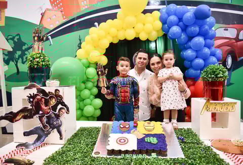 17092019 CELEBRA SU CUMPLE.  Rodrigo en compañía de su hermana Marian y de sus papás, Rodrigo y Alejandra.