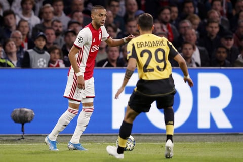 Edson Álvarez colabora con un gol en la victoria del Ajax