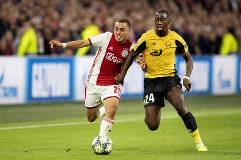 Edson Álvarez colabora con un gol en la victoria del Ajax