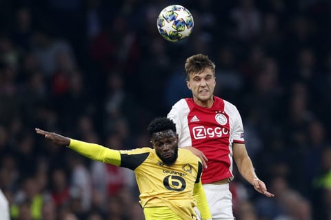 Edson Álvarez colabora con un gol en la victoria del Ajax