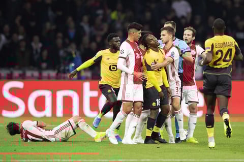 Edson Álvarez colabora con un gol en la victoria del Ajax